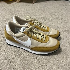 Nike Daybreak Trainer - Beige/Brown